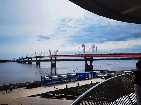 大量俄罗斯游客涌入黑河, 打着旅游幌子不去旅游不吃美食,为啥来?