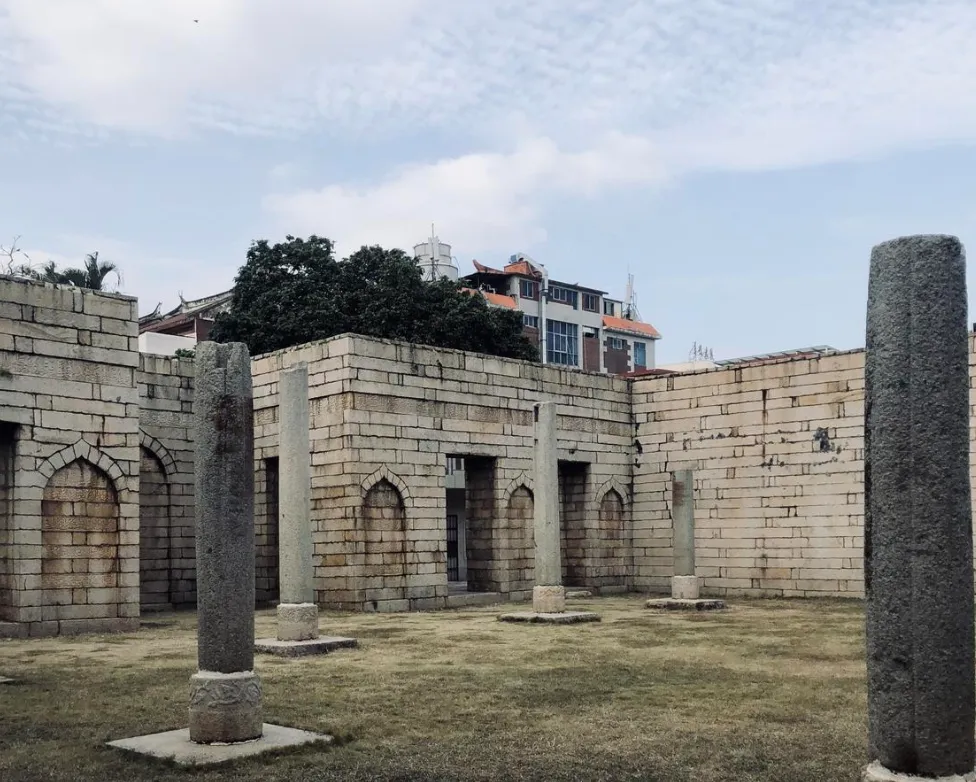 18名台湾游客涌进福建泉州市,世遗景点不看闽南小吃不尝,专找路边60多岁的大爷聊天,真够机智的