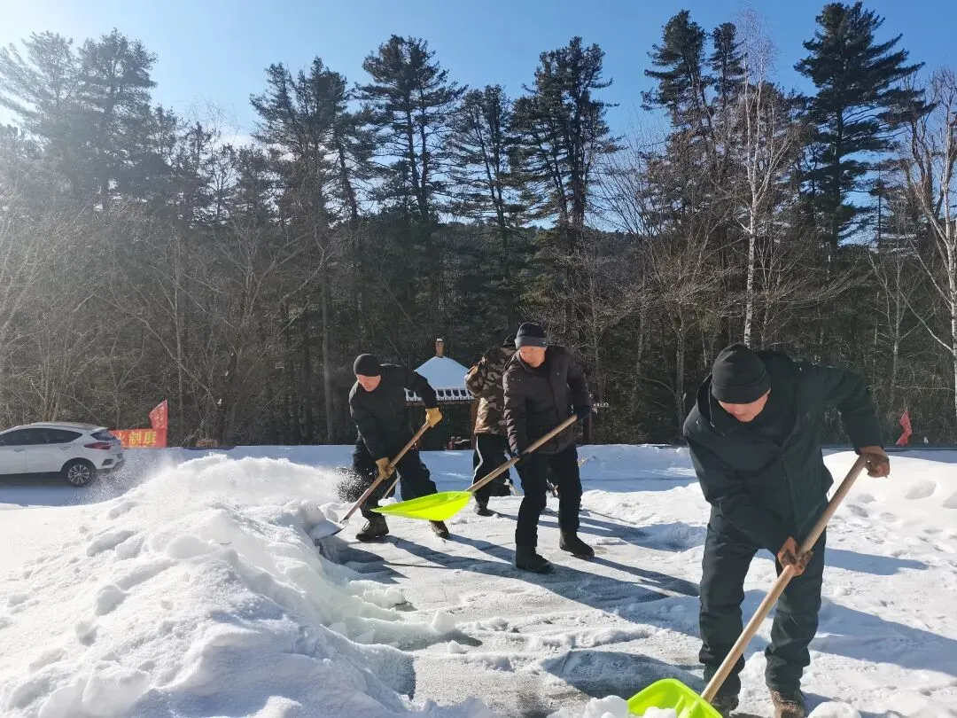 联营林场:景区清雪保畅通 护航景区安全游