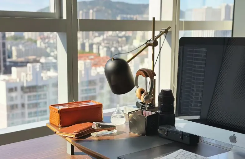 月薪2.1w,年终奖90000,可带薪旅游,公积金8k,餐费800,要经常加班,这样的岗位你会接受吗?