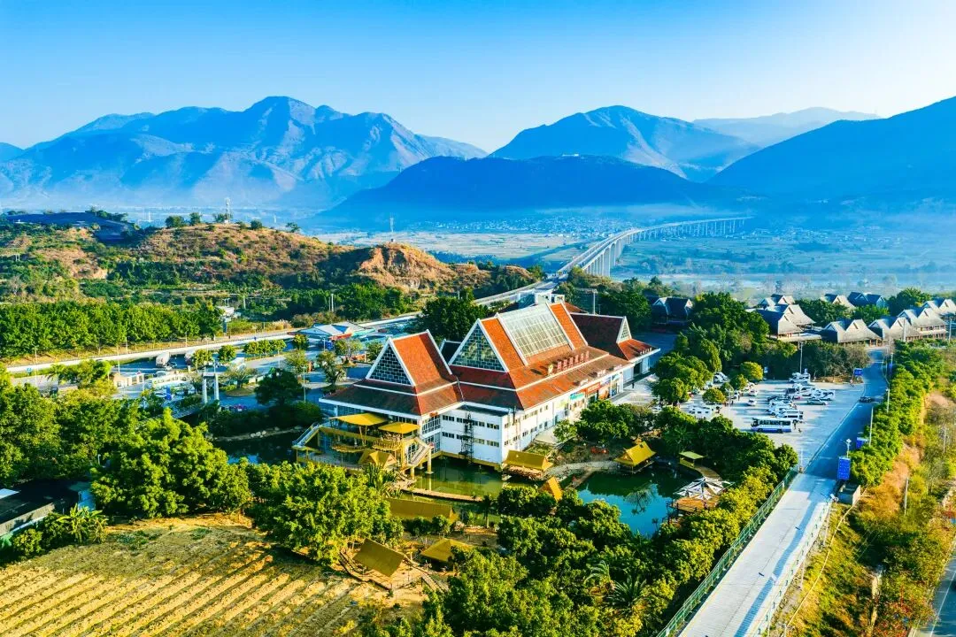 高速公路变咖啡景区 云南保山潞江坝服务区春节焕新