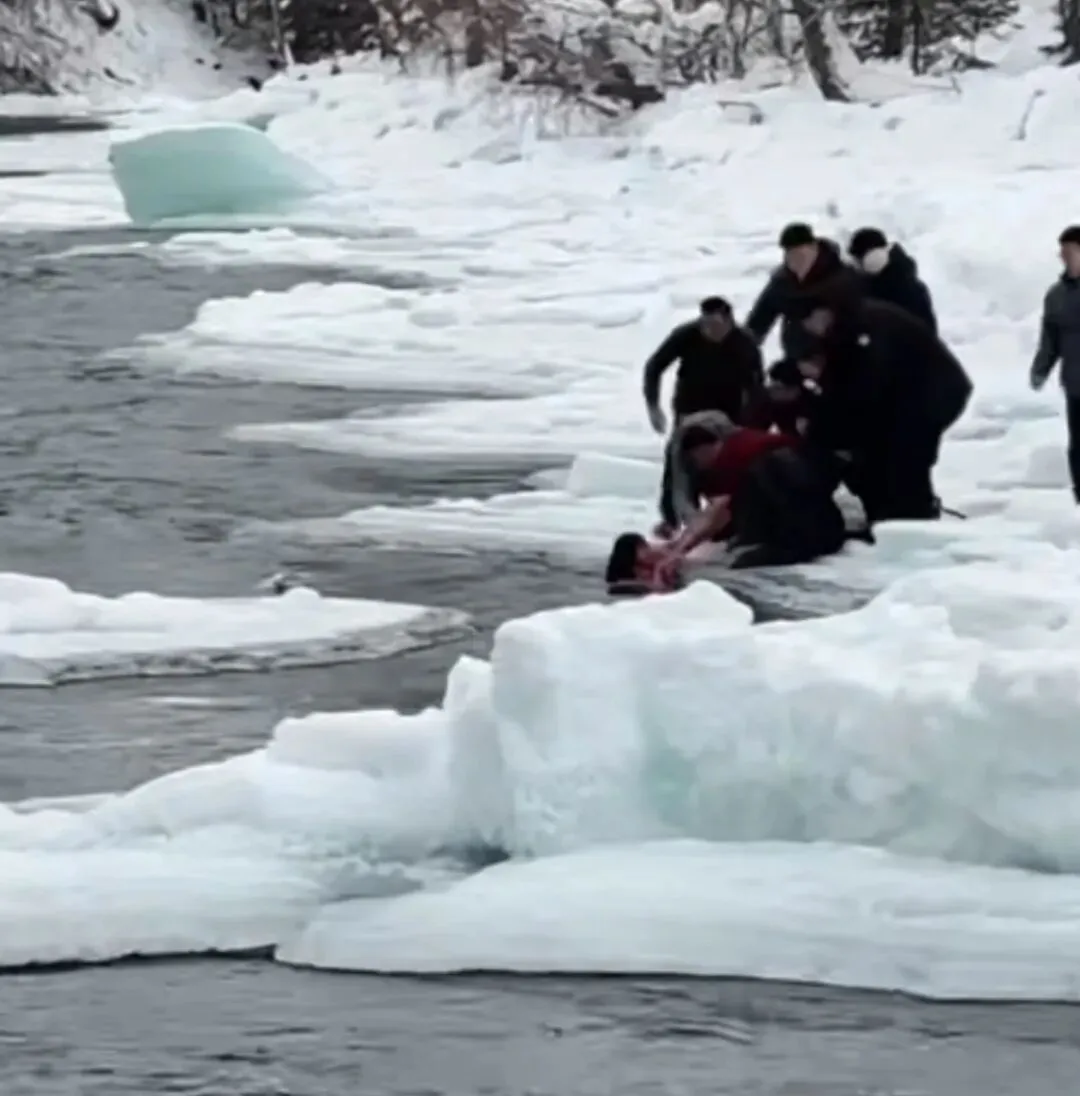 新疆喀纳斯景区一对母女落入冰河险被冲走,路过游客脱下外衣合力救起两人,:人没事