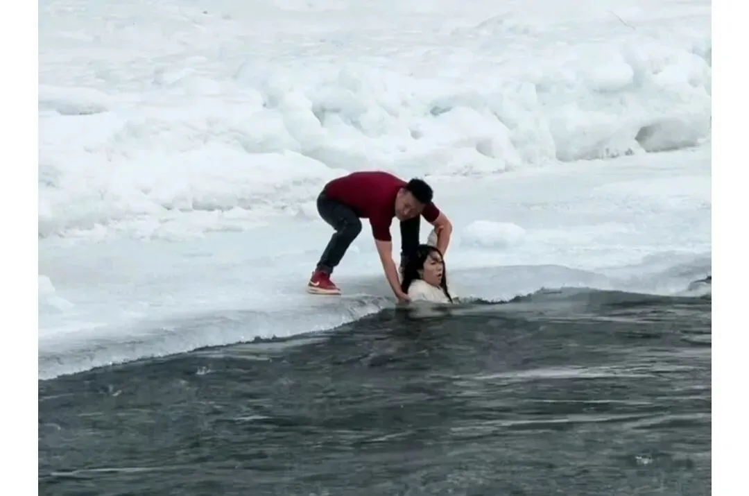 2月11日简报 喀纳斯景区一女孩坠河母亲下水施救双双被急流冲走,穿红短袖的男子接连救起两人;