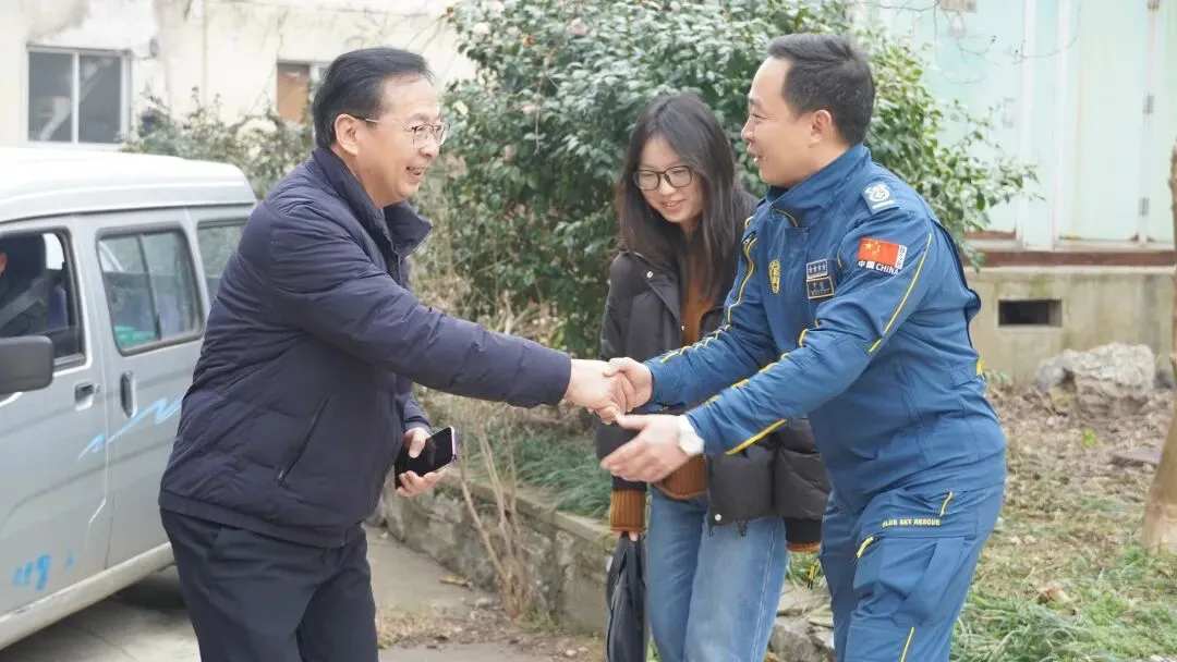 犁桥水镇景区慰问蓝天救援队