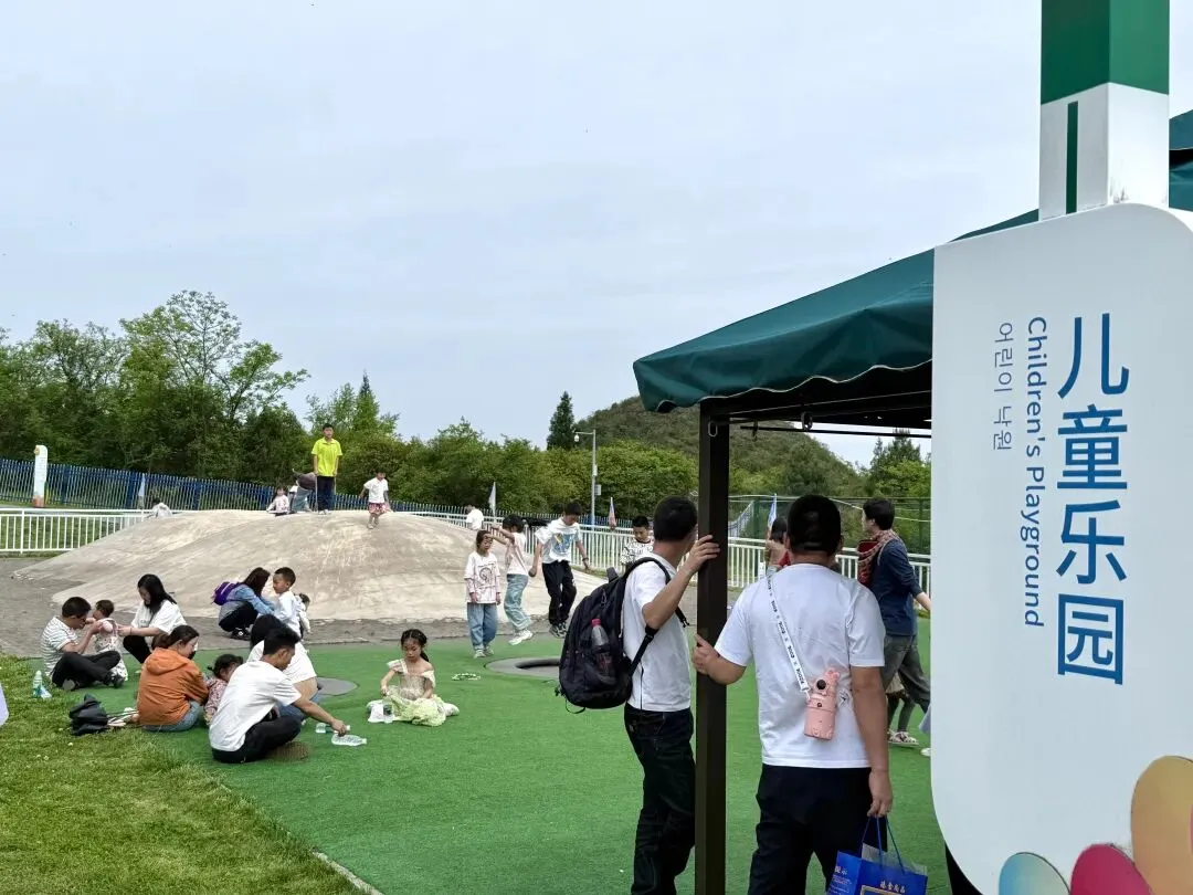 五一假期首日,百里杜鹃方家坪景区迎客火爆,游乐项目点燃游客热情