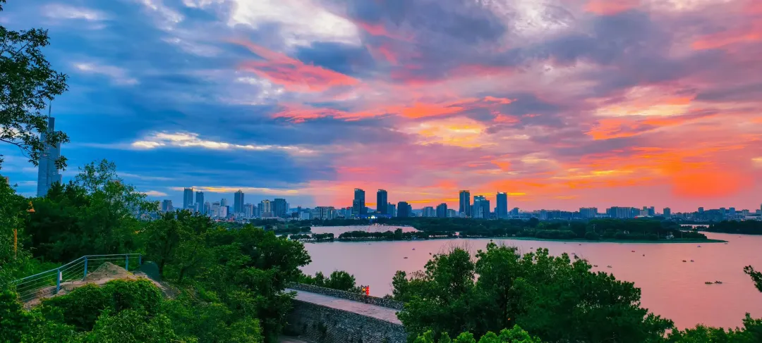 大批俄罗斯人涌入江苏南京,打着旅游的名义,不拜中山陵不逛夫子庙,他们到底想干啥?