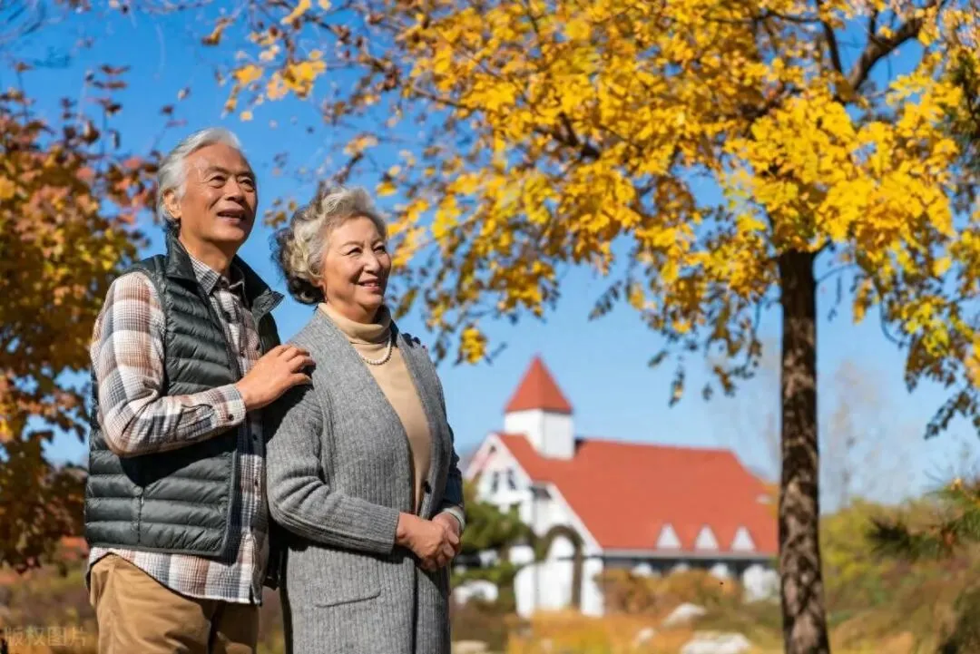 跟老伴去旅游一个月,他对我太好了,我再也不想跟他出去了