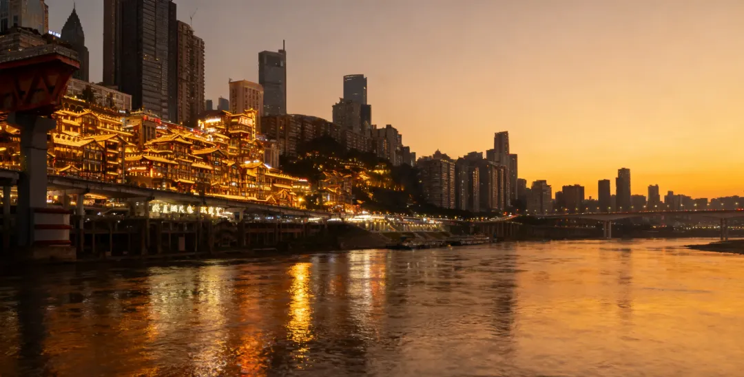 大批俄罗斯人涌入重庆,打着旅游的名义,竟然绕开洪崖洞,对李子坝穿楼轻轨视而不见,他们究竟发现了什么“新大陆”?