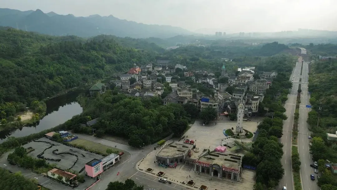 重庆一个4A级景区,自从收门票之后,变得非常冷清,商铺几乎都关门了.