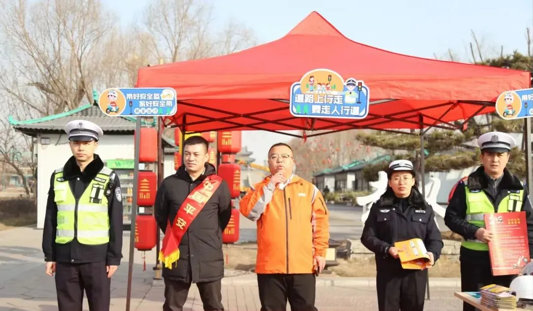 孝义: 景区送头盔 安全“戴”回家