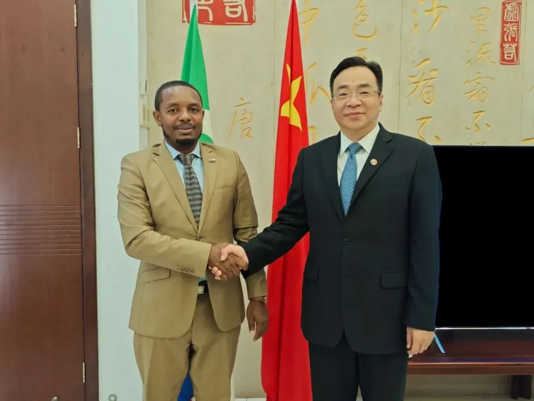 黄峥大使会见科环境及旅游部长