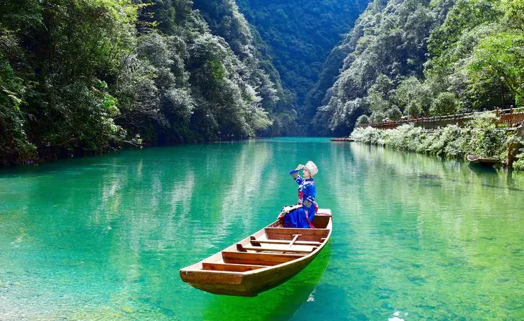 大量日本游客涌入鹤峰,打着旅游的幌子,不游屏山峡谷,不吃鹤峰豆干,为什么?