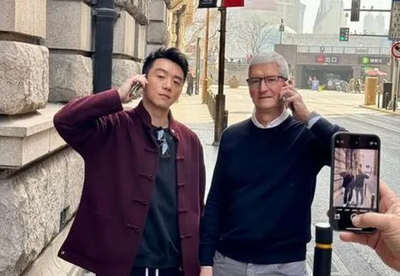 42岁郑恺在澳洲旅游被偶遇,身材矮小,个子目测不到1.7米