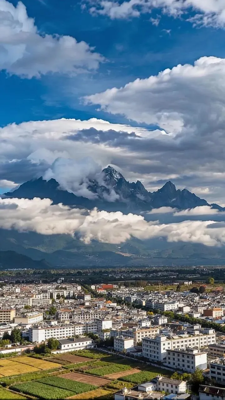 玉龙雪山日照金山:地理奇观、人文图腾与旅游盛宴