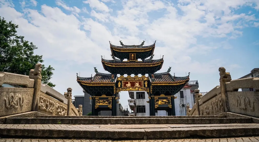 大批俄罗斯人涌入广东佛山,打着旅游的名义,不去祖庙凑热闹,也不逛千灯湖,这种“反向操作”葫芦里卖的什么药?