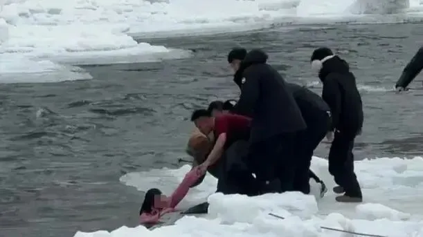 惊险!喀纳斯景区一对母女越警戒线拍照坠冰河,无脑操作何时休?