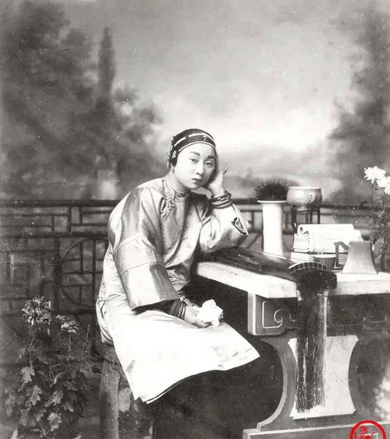 晚清老照片:男子在景区“搔首弄姿”,妇女拍照前精心打扮