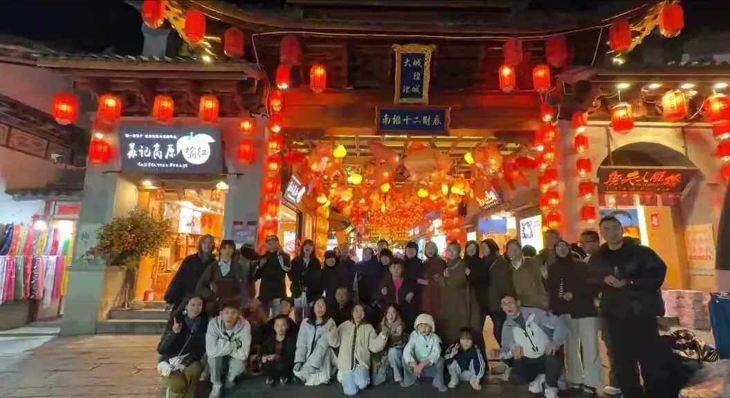 一家35口人自驾旅游大巴游云南!当事人:往返14天,弥补缺失的陪伴.