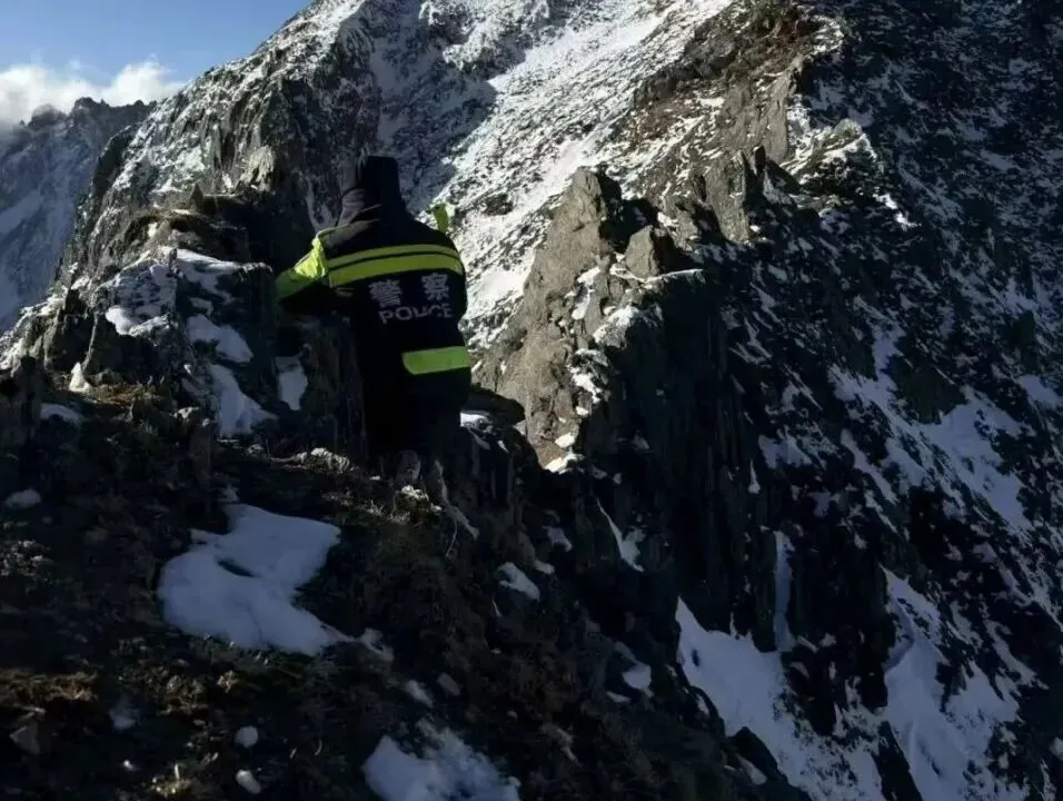 4名驴友擅闯“野景点”被困!警方:已获救,救援费用当事人自行承担