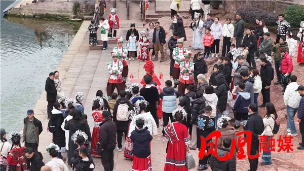 凤凰古城景区打造丰富非遗活动游客体验新春文旅盛宴