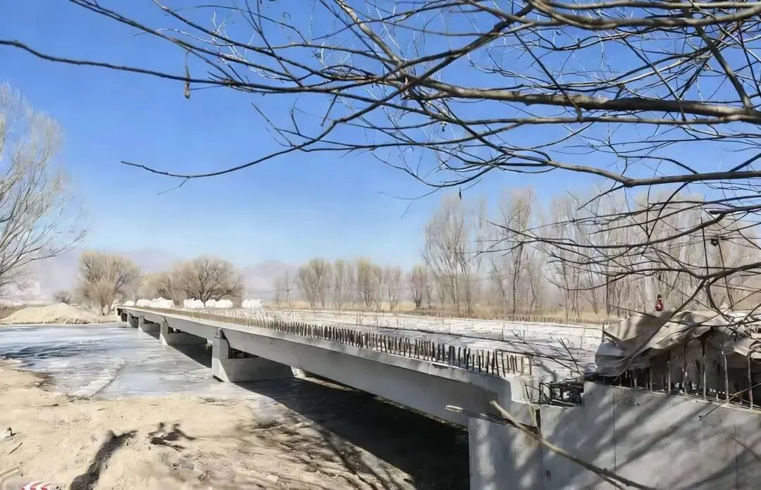 X026线G110线-沙梁旅游产业路项目顺利完成桥梁架设