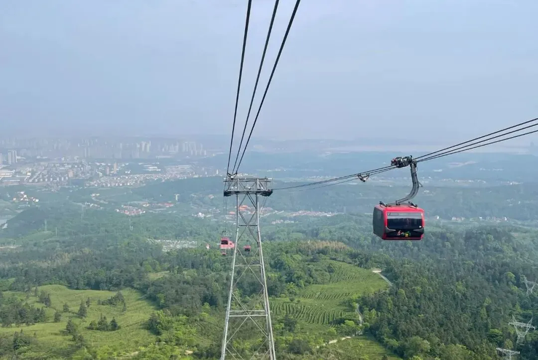 冬日庐山旅游指南:封山、雪路安全与雾凇观赏全解析