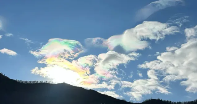 五台山景区近日拍摄到罕见的“七彩祥云”景观!