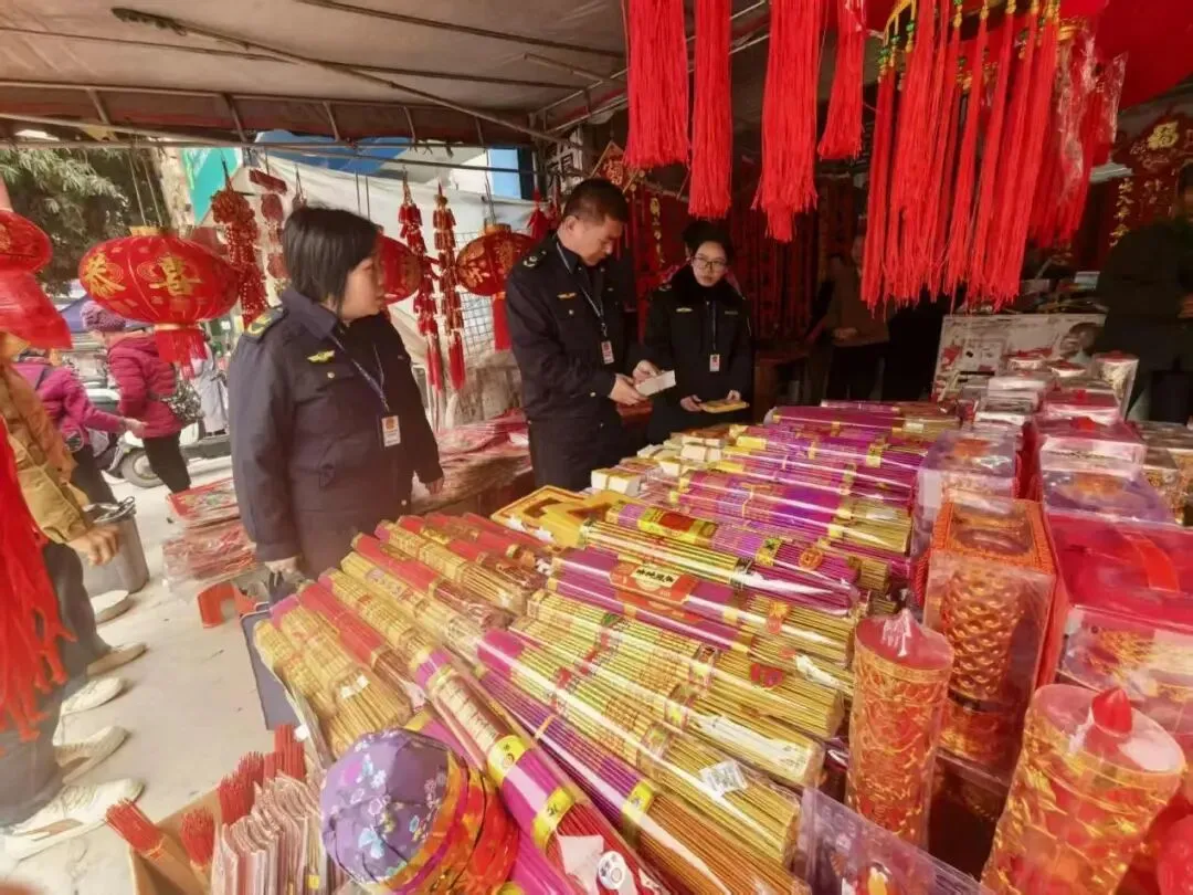 新春走基层 | 从书店到娱乐场所,从景区到网吧,他们用脚步丈量节日的安全线