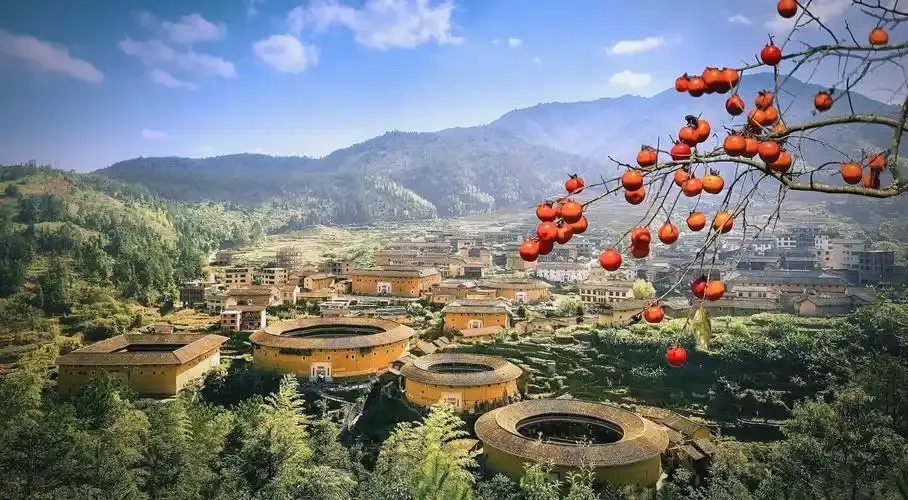 大批俄罗斯人涌入福建龙岩,打着旅游的名义,不去永定土楼排队,也不爬冠豸山,这背后藏着什么“硬核”秘密?