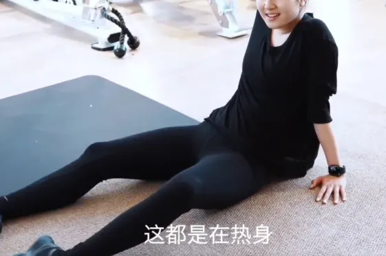 旅游的时候还在健身?这么自律活该她从被嘲胖变成宽肩细腰S身材!