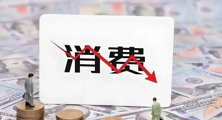 为什么都说消费降级了,但旅游时依旧人山人海?网友:新能源没把油车打死,把景区酒店打死了!