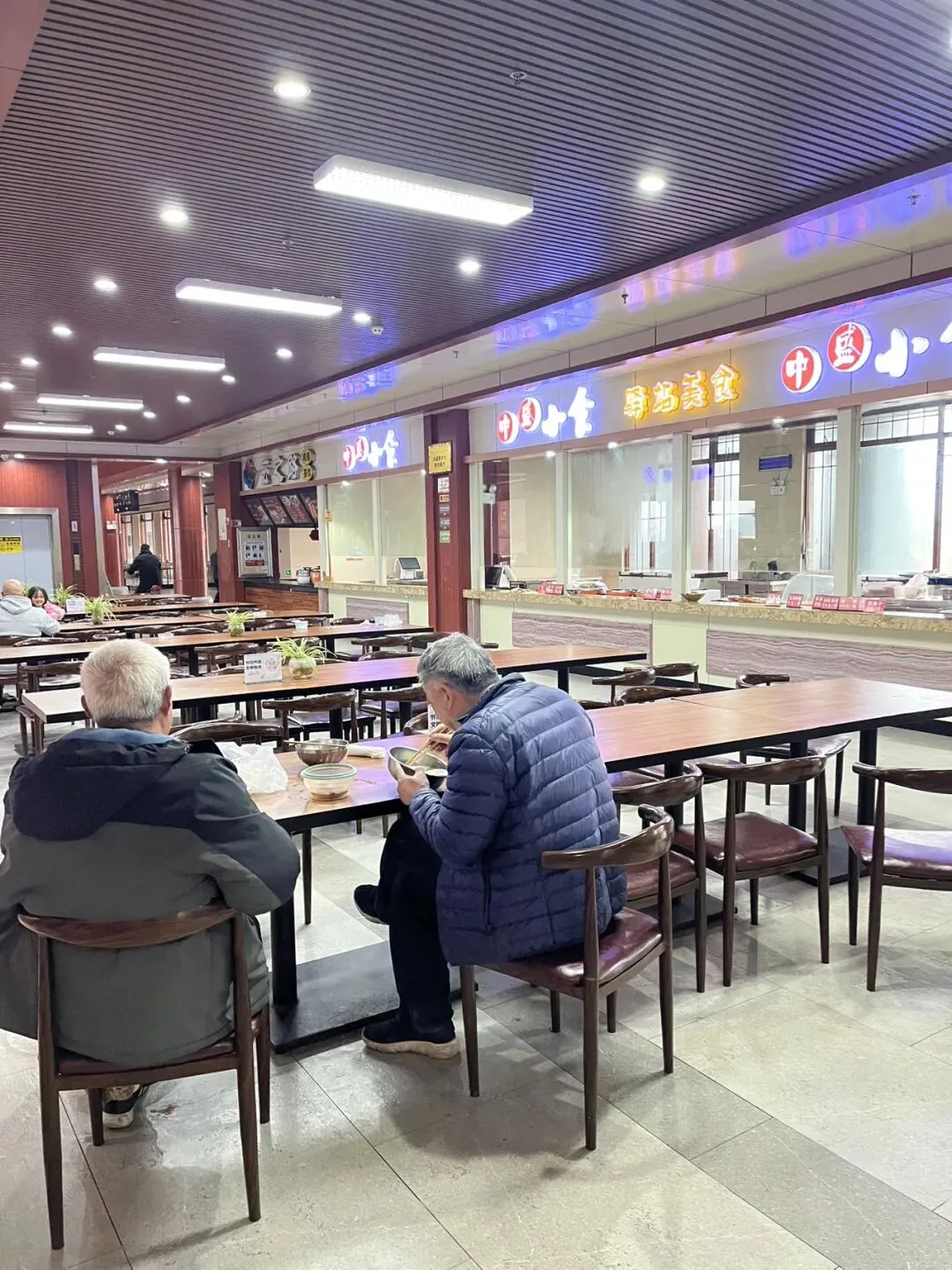 自驾旅游过年第九天,免高速前的几小时,住通关服务区