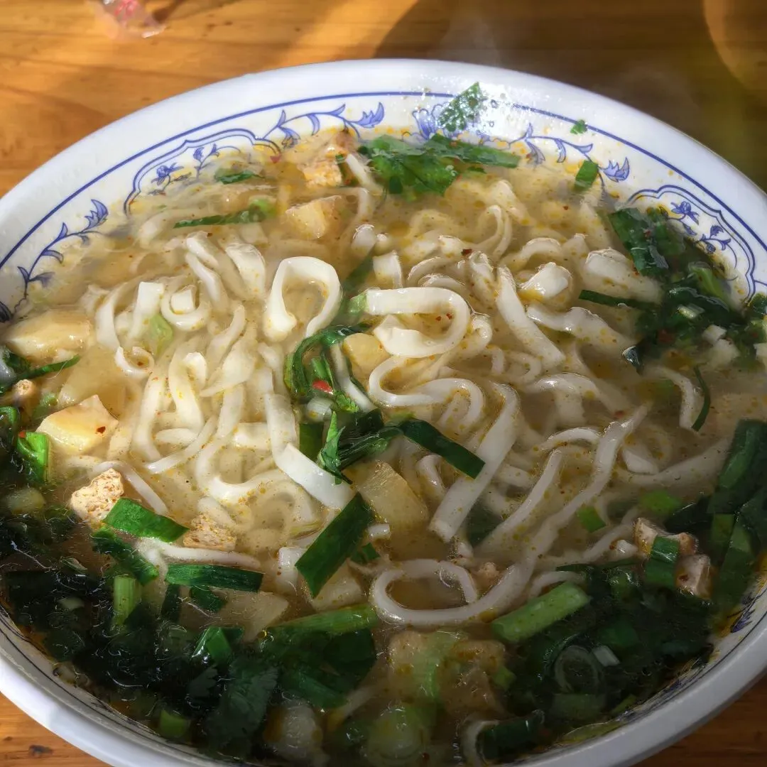 初到陌生城市,我劝大家先别去景点,而是直奔这个地方