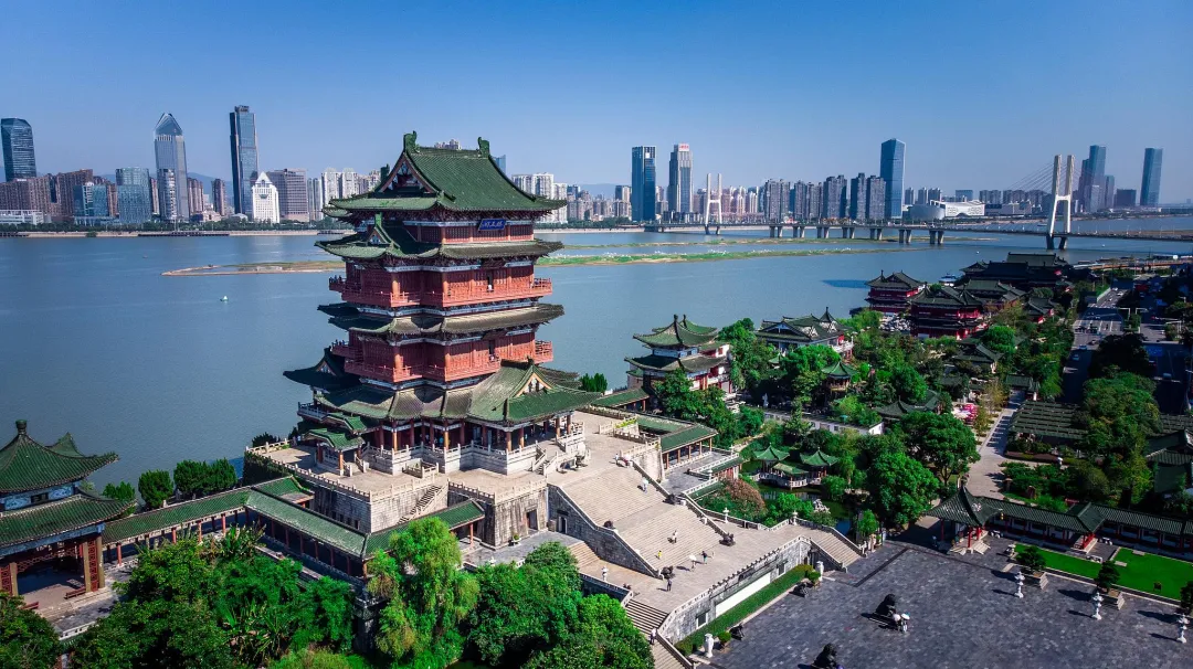 大批俄罗斯人涌入江西南昌,打着旅游的名义,不去滕王阁背诗,也不逛八一广场,这群北方大汉究竟在“挖掘”什么?