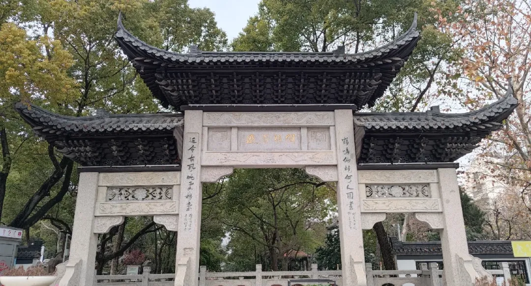 大批俄罗斯人涌入江苏泰州,打着旅游的名义,不去凤城河画舫赏灯,也不逛溱湖湿地,这群远方的“独行客”究竟在“围观”什么?