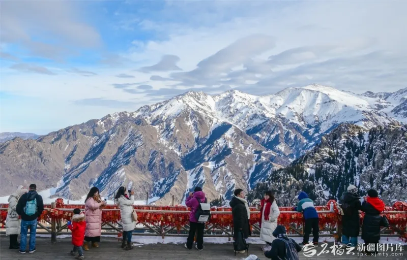 “冰雪+优惠”带动新疆冬季旅游