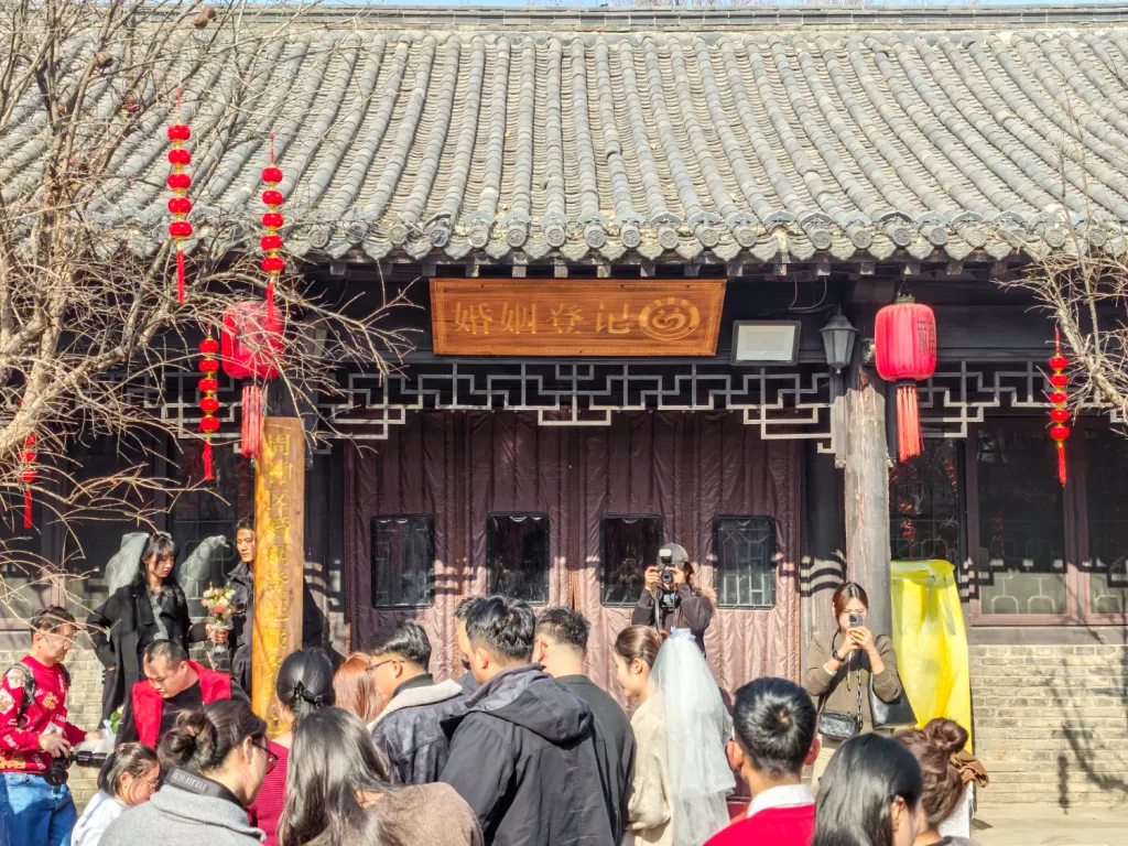 在5A景区领证结婚的年轻人