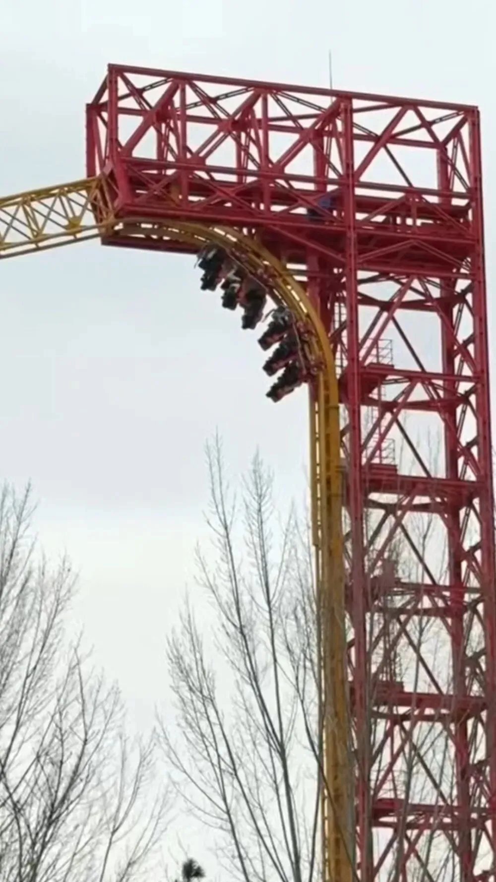 山西一景区过山车开放次日突发故障,游客高空倒挂3分钟,景区回应