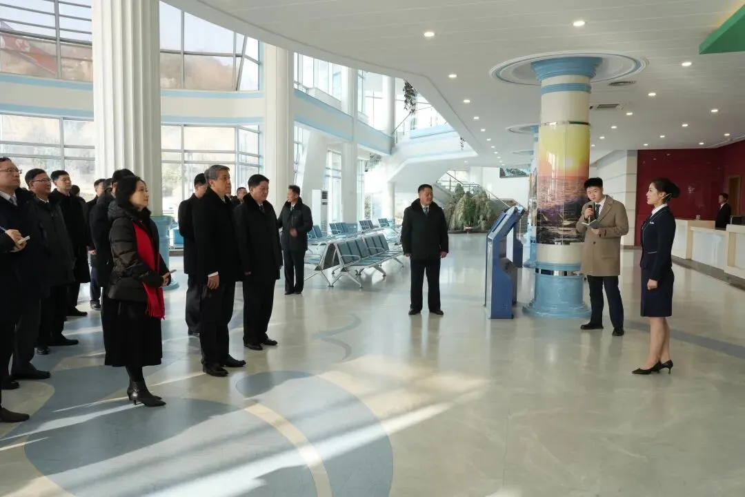 王亚军参观江原道元山葛麻滨海旅游区