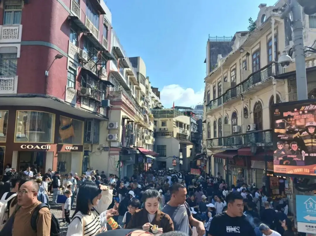 歲晚訪澳旅客不絶 提早賀年景區熱鬧