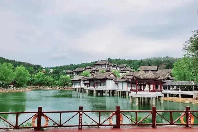 文旅杀招:景点只是背景板,能卖情绪的才敢赚大钱