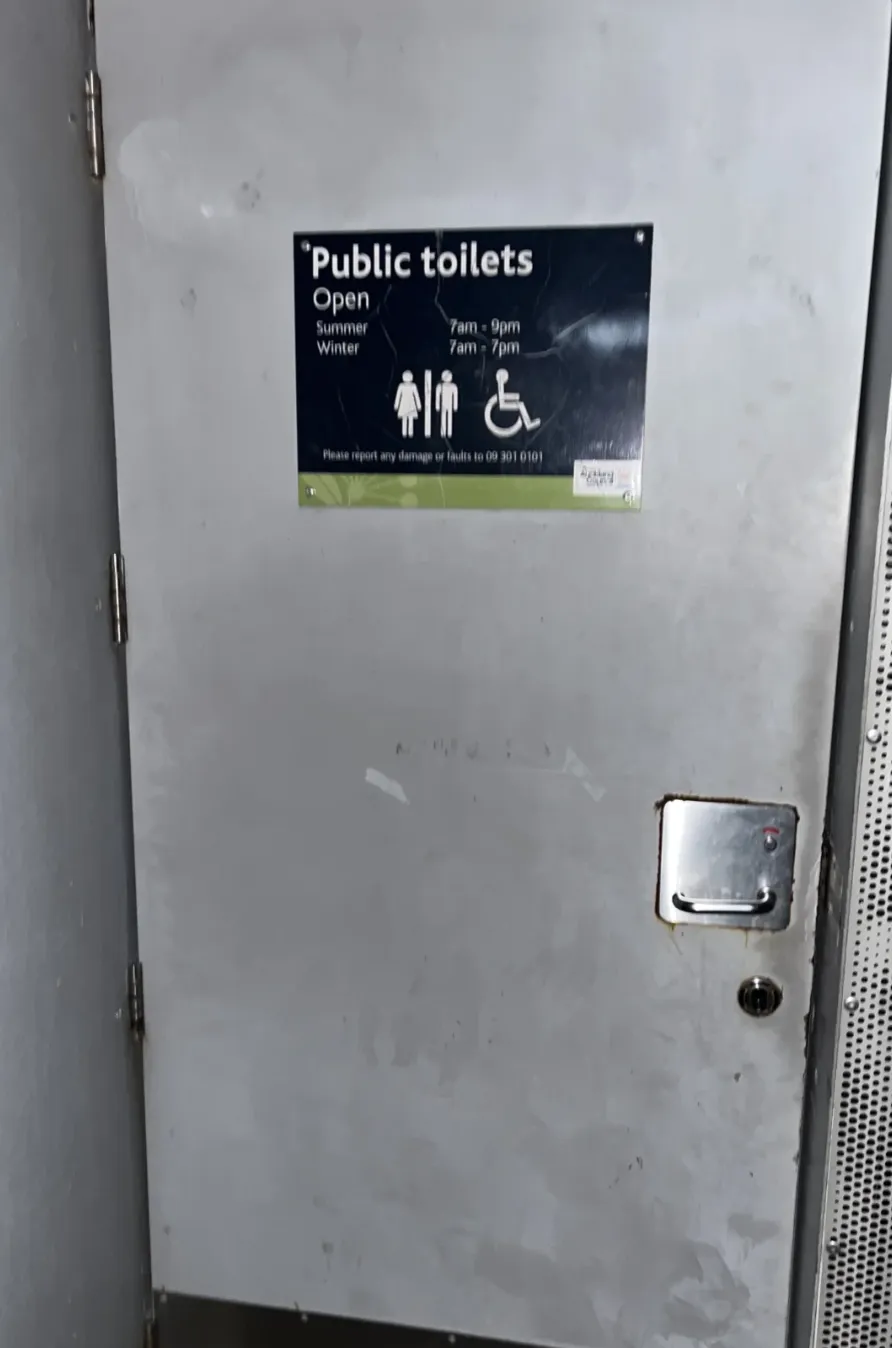 新西兰旅游悲惨夜晚:奥克兰的厕所竟然是会关门的