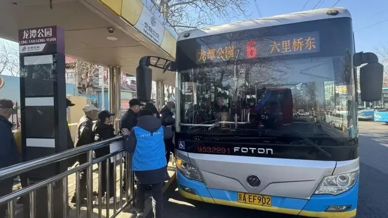 庙会和热门景区“一点一策” 北京公交电车分公司全力保障游客出行