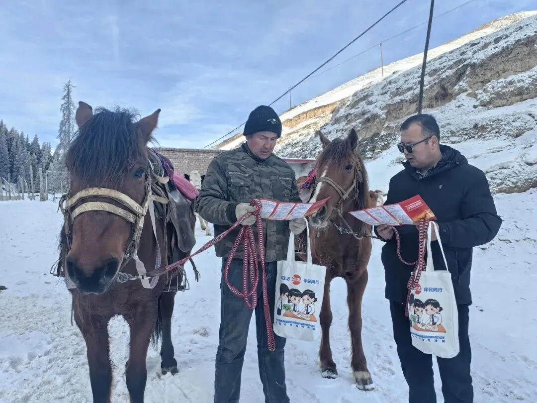 【县域动态·普法宣传】马背普法入景区 法治护航暖民心