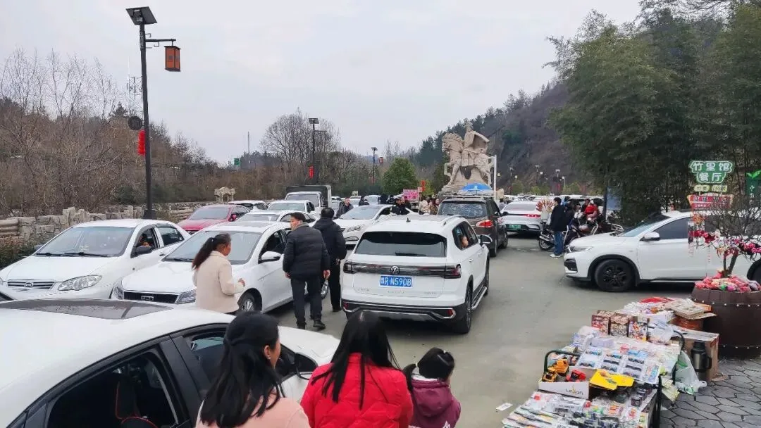 正月初一实拍商南生龙寨!还没到景区就堵车了,山上更是人山人海!
