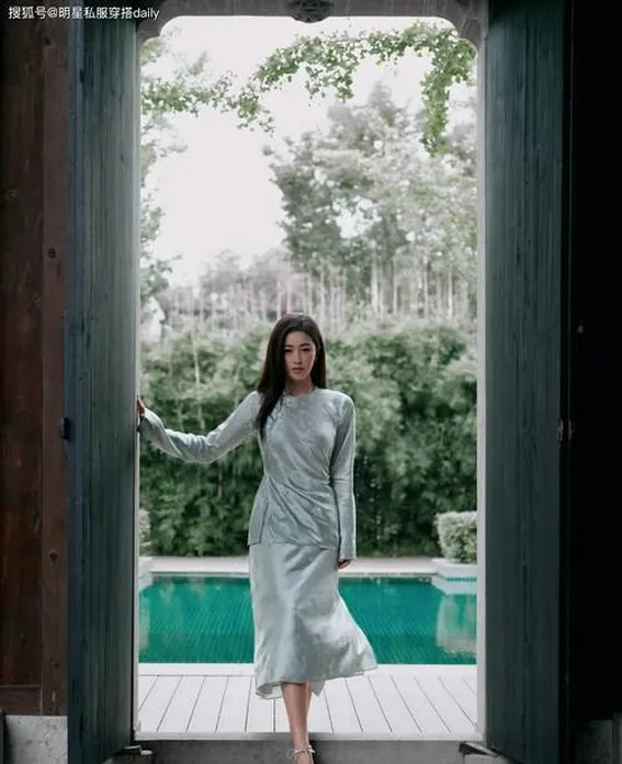 朱珠分享新加坡旅游照!身穿这条浅色裙子充满春天气息,清新雅致