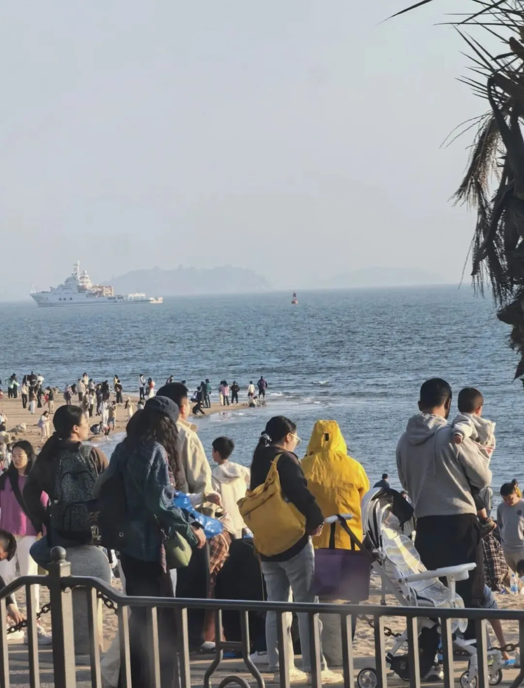 一半是小城的静谧,一半是景区的喧嚣.