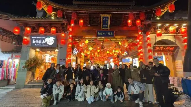 青海一家35口开大巴赴云南旅游 买100斤物资自己做饭