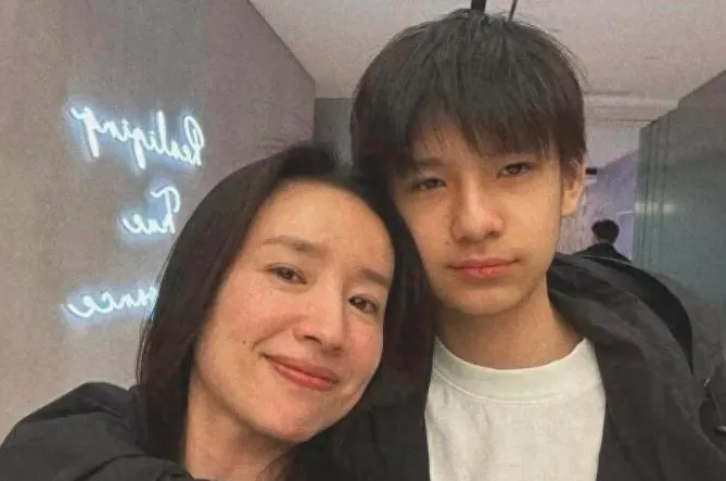 董洁与儿子去日本旅游,打扮清新温婉,顶顶越来越像梁朝伟了