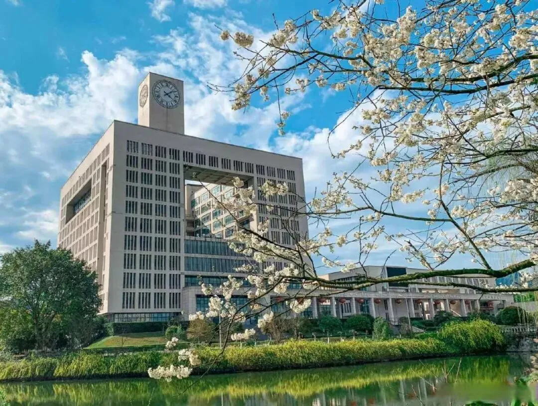 重庆师范大学地理与旅游学院简介,正高职称26人,副高职称35人,有地理学和管理2个学术型硕士点和4个专业硕士点